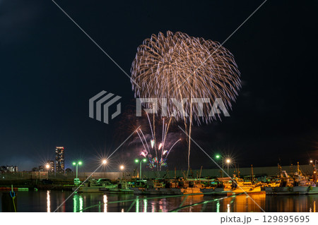 美しい夜空の都市景観に映える芸術花火大会風景 (福岡市西区のマリナタウン海浜公園) 美しい夜空の都市景観に映える芸術花火大会風景 (福岡市西区のマリナタウン海浜公園) 129895695
