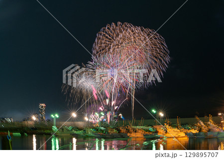 美しい夜空の都市景観に映える芸術花火大会風景　(福岡市西区のマリナタウン海浜公園) 129895707