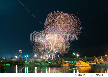 美しい夜空の都市景観に映える芸術花火大会風景　(福岡市西区のマリナタウン海浜公園) 129895710