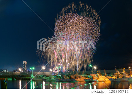 美しい夜空の都市景観に映える芸術花火大会風景　(福岡市西区のマリナタウン海浜公園) 129895712