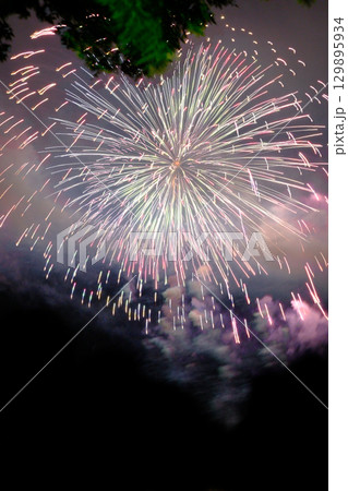 満開の美しい打ち上げ花火 満開の美しい打ち上げ花火 129895934