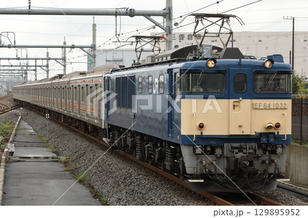 吉川美南を通過する EF64-1032+武蔵野線205系 海外譲渡配給 129895952