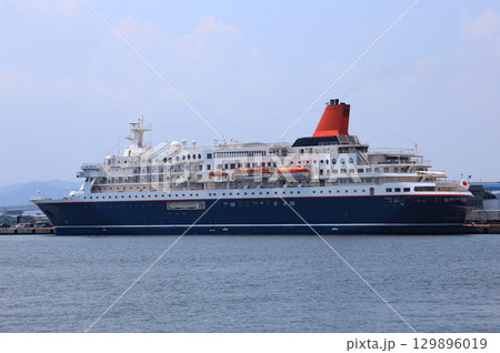 停泊中の豪華クルーズ船 停泊中の豪華クルーズ船 129896019