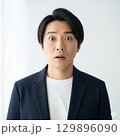 ジャケットを着た驚く若い男性 129896090