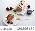 いちじく、ロールケーキ、ミント、赤ワイン 129896189