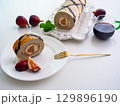 いちじく、ロールケーキ、ミント、赤ワイン 129896190