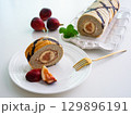 いちじく、ロールケーキ、ミント 129896191