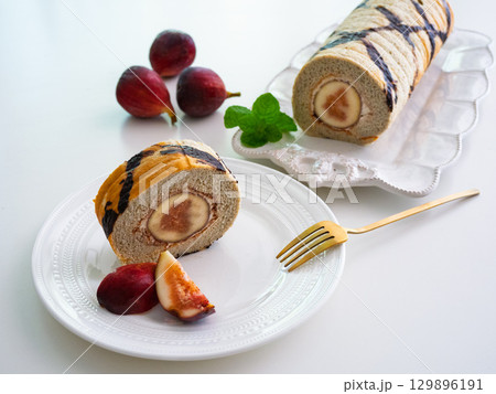 いちじく、ロールケーキ、ミント いちじく、ロールケーキ、ミント 129896191