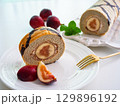 いちじく、ロールケーキ、ミント 129896192