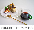 いちじく、ロールケーキ、ミント、赤ワイン 129896194