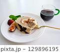 いちじく、ロールケーキ、ミント、赤ワイン 129896195