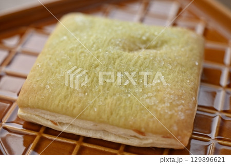 クロワッサンメロンパン 129896621