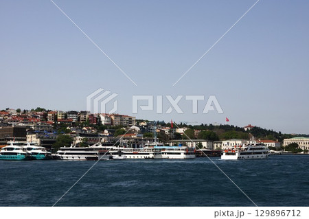 トルコ イスタンブール ボスボラス海峡のクルーズ船 トルコ イスタンブール ボスボラス海峡のクルーズ船 129896712