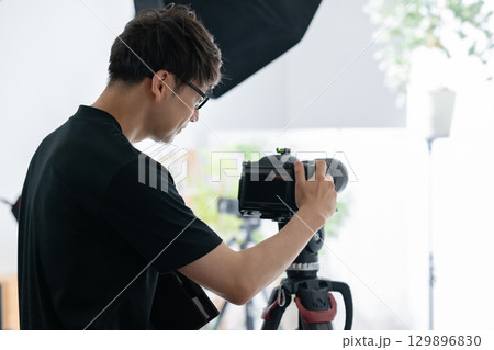 男性カメラマン 129896830