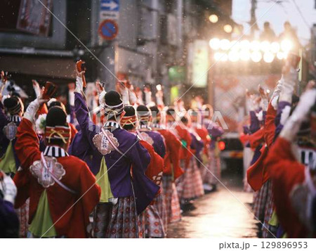 帯屋町で踊るよさこい祭り 129896953