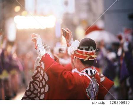 帯屋町で踊るよさこい祭り 129896959