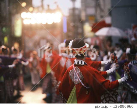 帯屋町で踊るよさこい祭り 129896960