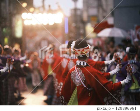 帯屋町で踊るよさこい祭り 129896961