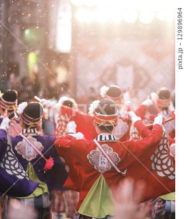 帯屋町で踊るよさこい祭り 129896964