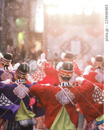 帯屋町で踊るよさこい祭り 129896965