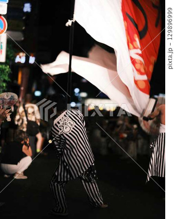 帯屋町で踊るよさこい祭り 129896999