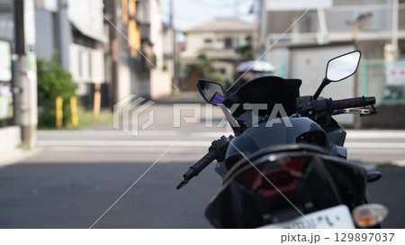 駐輪されている大型二輪 駐輪されている大型二輪 129897037
