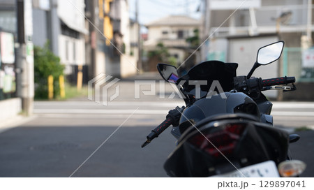 駐輪されている大型二輪 駐輪されている大型二輪 129897041