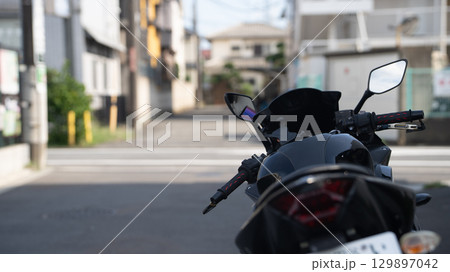 駐輪されている大型二輪 駐輪されている大型二輪 129897042