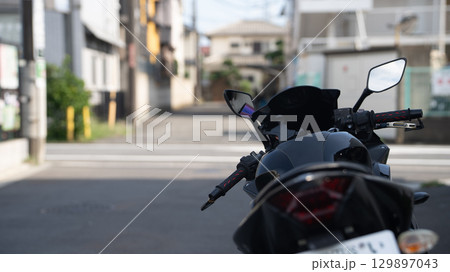 駐輪されている大型二輪 129897043