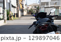 駐輪されている大型二輪 129897046