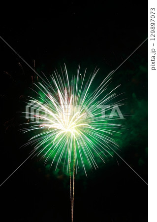 高知市納涼花火大会の放射状に広がる花火 129897073