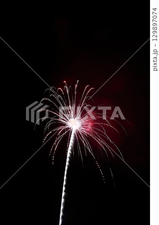 高知市納涼花火大会の放射状に広がる花火 129897074