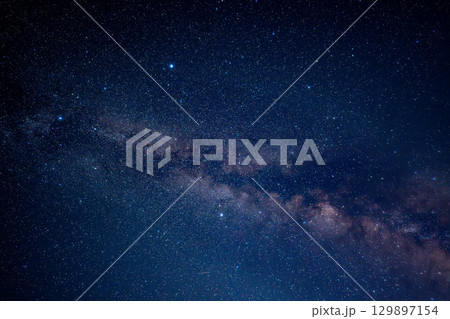夏の大三角と天の川の星空 129897154