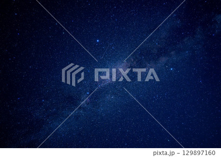 夏の大三角と天の川の星空 129897160