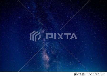 天の川のある夏の夜空 129897162