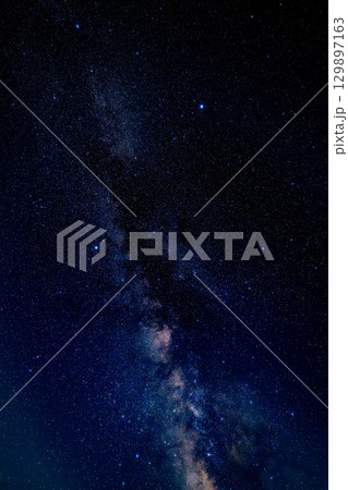 夏の大三角と天の川の星空 129897163