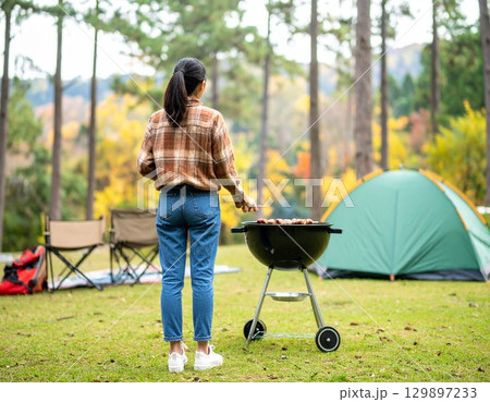 バーベキューをする女性 129897233