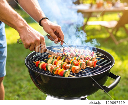 バーベキュー　手元 129897329