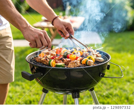 バーベキュー　手元 129897332