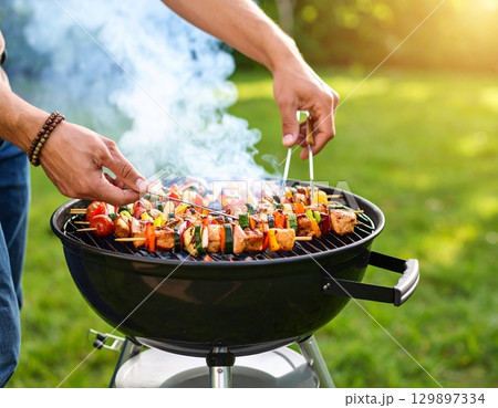 バーベキュー　手元 129897334