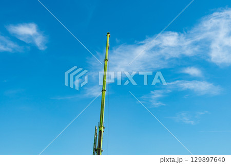 青空に伸びるクレーンのアーム 青空に伸びるクレーンのアーム 129897640
