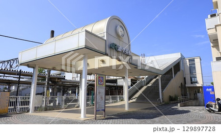 JR成田線の酒々井駅の東口から見た駅舎、エレベーターが設置、難読駅名として知られる 129897728