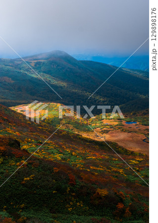 秋の栗駒山登山（栗駒山～秣岳 ： 龍泉ヶ原） 129898176