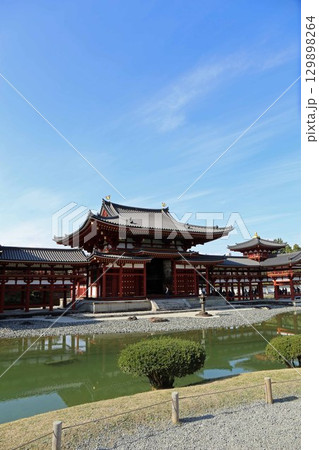 秋の寺院境内 129898264