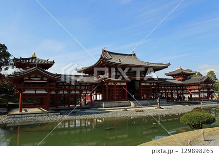 秋の寺院境内 秋の寺院境内 129898265