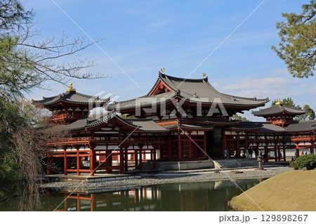 秋の寺院境内 129898267