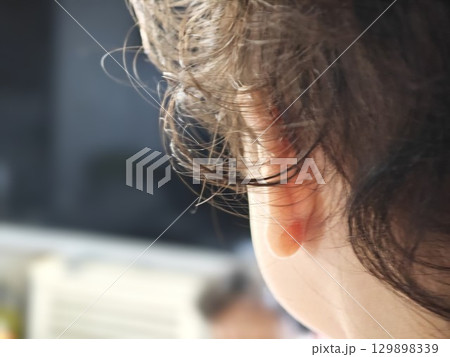 見つめる子供 見つめる子供 129898339