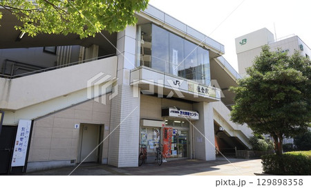 JR成田線、総武線の佐倉駅北口から見た駅舎、JR佐倉駅前観光情報センターがある 129898358