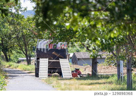 アルミブリッジとユニック車(草刈り作業) アルミブリッジとユニック車(草刈り作業) 129898368