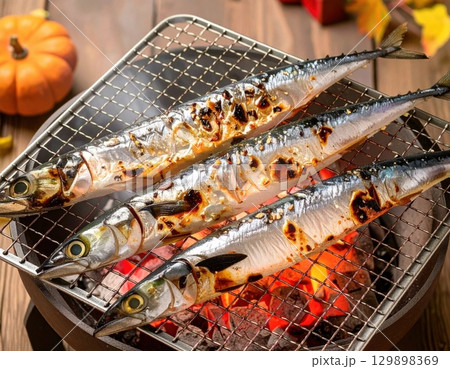 炭火で香ばしく焼かれる秋刀魚の七輪料理 炭火で香ばしく焼かれる秋刀魚の七輪料理 129898369